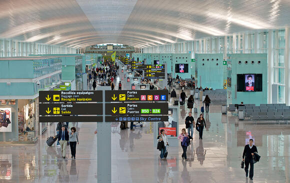 As pessoas que viajam se conectam com frequência a redes WiFi gratuitas para poupar gastos com dados móveis.