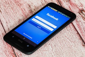 Facebook em smartphone