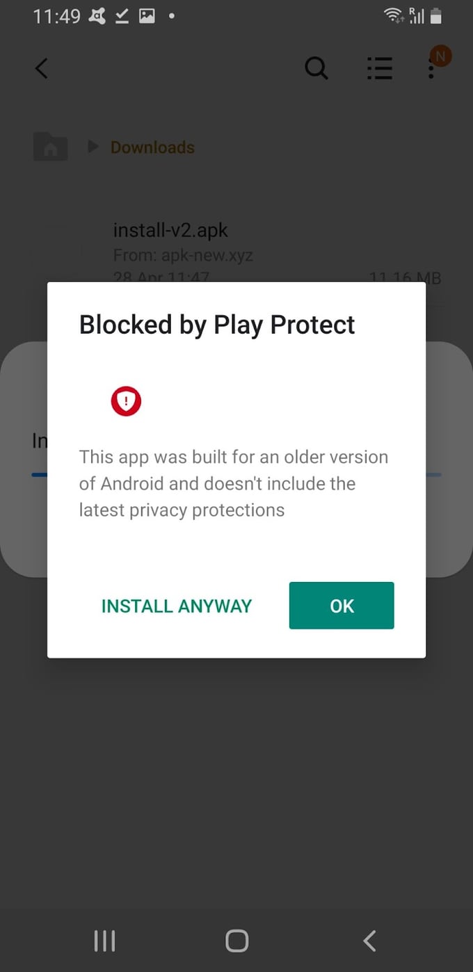 Capturas de tela mostrando como o SMSFactory solicita que o usuário desative/ignore o Play Protect para instalar o malware