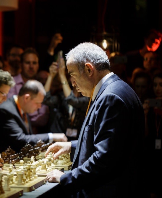 garry-kasparov-playing-chess-with-group