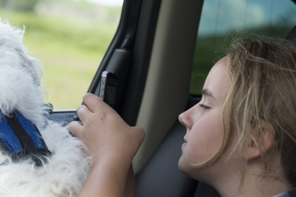 child using smartphone